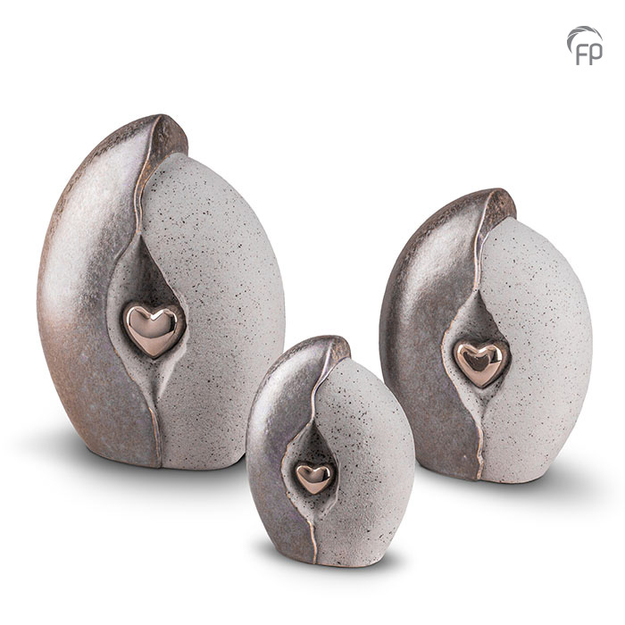 KU 017 | KU 017 M | KU 017 S Keramische urnen set, metallic met zilver hart. KU 017 € 265,00 / 3.80 L / H 29 CM KU 017 M € 199,00 / 2.20 L / H 24 CM KU 017 S€ 160,00/0.80 L/H 17 CM