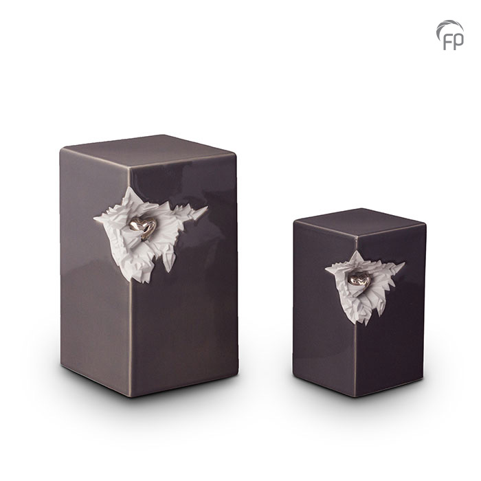 KU 015 | KU 015 M Keramische urnen set, donkergrijs met zilver hart KU 015 € 265,00 / 5.00 L / H 27 CM KU 015 M € 199,00 / 1.50 L / H 19 CM