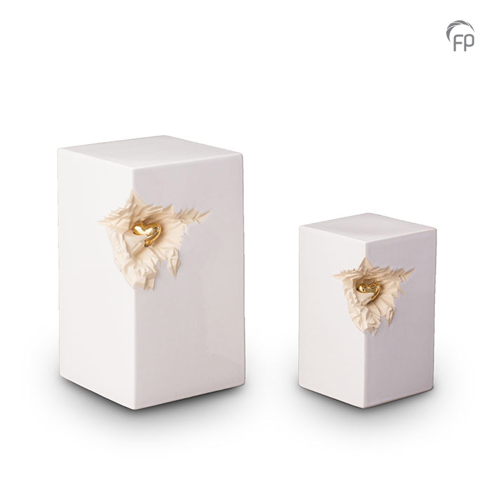 KU 016 | KU 016 M Keramische urnen set, wit met zilver hart KU 016 € 265,00 / 5.00 L / H 27 CM KU 016 M € 199,00 / 1.50 L / H 19 CM