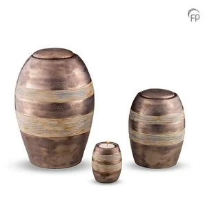 KU 306 | KU 306 M Keramische urn, groen met kristal lak. Geschikt voor buiten. KU 306 € 405,00 / 4.00 L / H 30 CM KU 306 M € 195,00 / 1.60 L / H 20 CM Voor de kaarsenhouder, zie kaarsenhouders