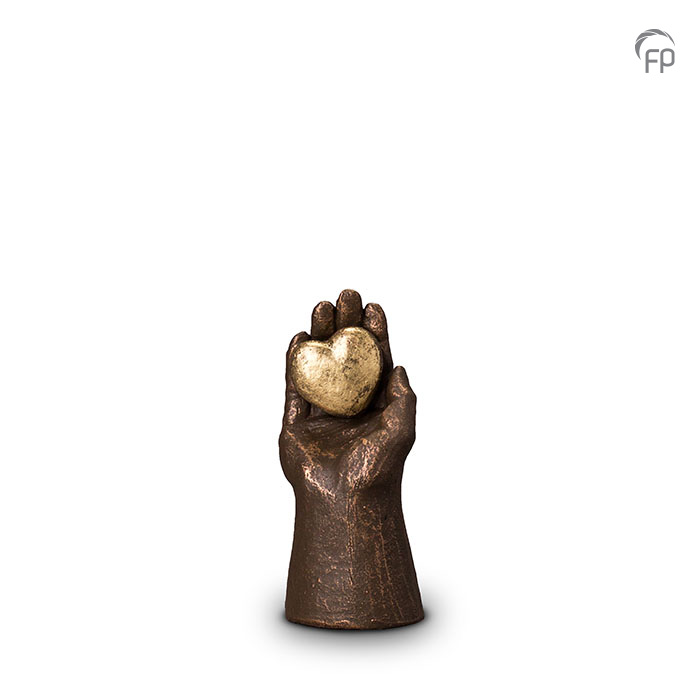 UGK 004 A Keramische urn brons Hand met hart Elke Geert Kunen urn is uniek en wordt op bestelling gemaakt. Daarom zit er op deze producten een levertijd van 3 à 4 weken. UGK 004 A € 99,00 / 0.10 L / H 15 CM