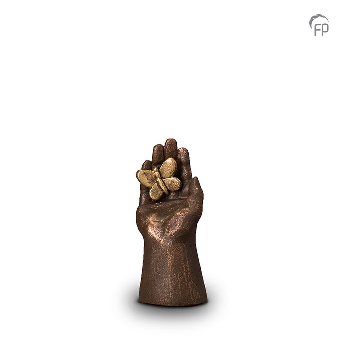 UGK 006 A Keramische urn brons Hand met vlinder Elke Geert Kunen urn is uniek en wordt op bestelling gemaakt. Daarom zit er op deze producten een levertijd van 3 à 4 weken. UGK 006 A € 99,00 / 0.10 L / H 15 CM