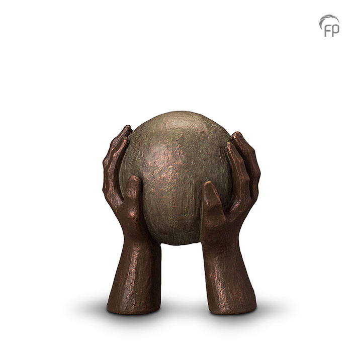 UGK 008 A | UGK 008 B Keramische urn brons Gedragen Elke Geert Kunen urn is uniek en wordt op bestelling gemaakt. Daarom zit er op deze producten een levertijd van 3 à 4 weken. UGK 008 A € 299,00 / 1,50 L / H 21 CM UGK 008 B € 599,00 / 3,50 L / H 32 CM