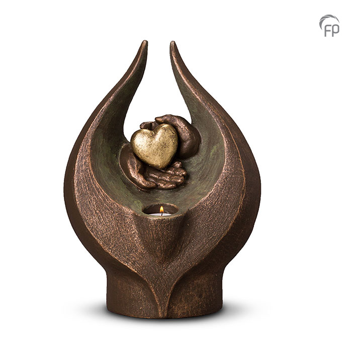 UGK 030 B Keramische urn brons Gevoelens Elke Geert Kunen urn is uniek en wordt op bestelling gemaakt. Daarom zit er op deze producten een levertijd van 3 à 4 weken. UGK 030 B € 459,00 / 3,50 L / H 35 CM