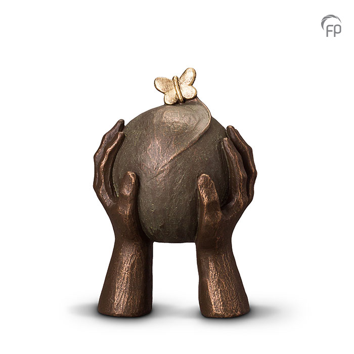 UGK 033 A | UGK 033 B Keramische urn brons Metamorfose Elke Geert Kunen urn is uniek en wordt op bestelling gemaakt. Daarom zit er op deze producten een levertijd van 3 à 4 weken. UGK 033 A € 379,00 / 1,30 L / H 26 CM UGK 033 B € 599,00 / 3,50 L / H 38 CM