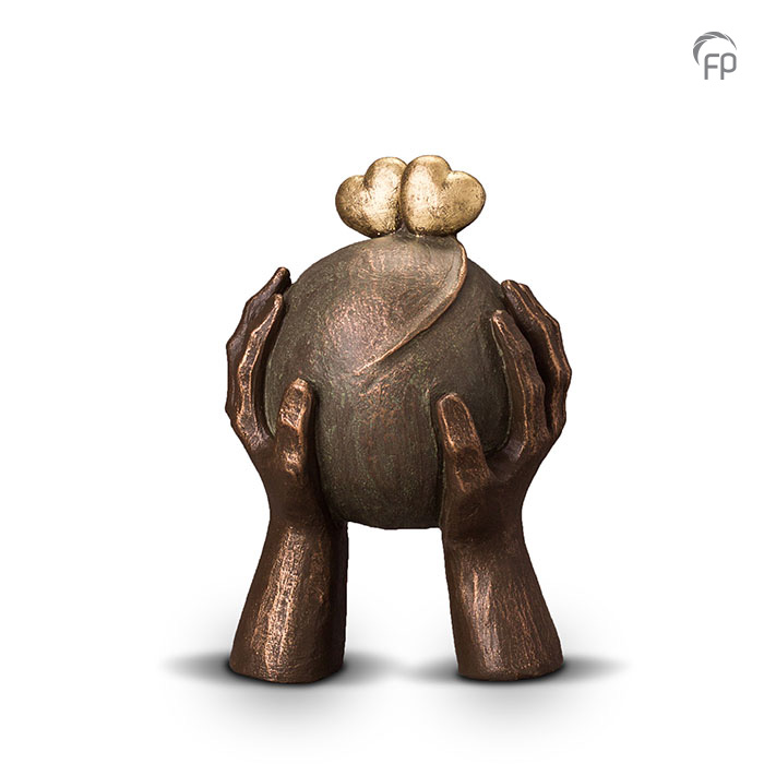 UGK 036 A | UGK 036 B Keramische urn brons Liefde Elke Geert Kunen urn is uniek en wordt op bestelling gemaakt. Daarom zit er op deze producten een levertijd van 3 à 4 weken. UGK 036 A € 379,00 / 1,30 L / H 26 CM UGK 036 B € 599,00 / 3,50 L / H 38 CM