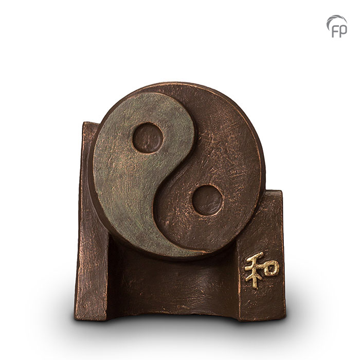 UGK 047 A Keramische urn brons Yin Yang Elke Geert Kunen urn is uniek en wordt op bestelling gemaakt. Daarom zit er op deze producten een levertijd van 3 à 4 weken. UGK 047 A € 379,00 / 2,50 L / H 24 CM