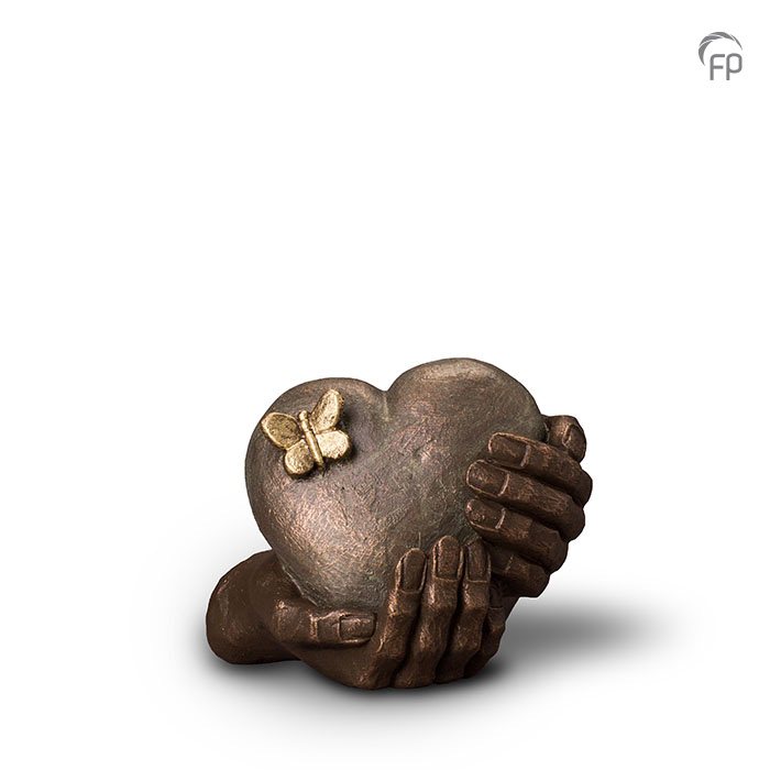 UGK 065 A Keramische urn brons Hartepijn Elke Geert Kunen urn is uniek en wordt op bestelling gemaakt. Daarom zit er op deze producten een levertijd van 3 à 4 weken. UGK 065 A € 379,00 / 1,00 L / H 16 CM