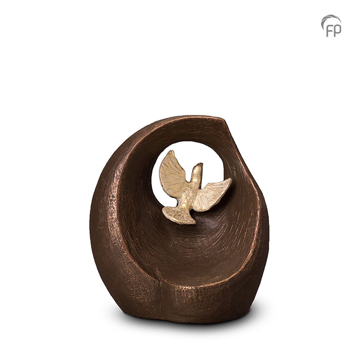 UGK 069 A Keramische urn brons Vlucht in het oneindige Elke Geert Kunen urn is uniek en wordt op bestelling gemaakt. Daarom zit er op deze producten een levertijd van 3 à 4 weken. UGK 069 A € 299,00 / 1,00 L / H 21 CM
