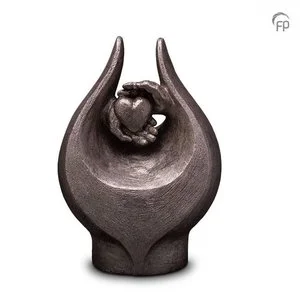 UGKS 030 B Keramische urn zilver Gevoelens Elke Geert Kunen urn is uniek en wordt op bestelling gemaakt. Daarom zit er op deze producten een levertijd van 3 à 4 weken. UGKS 030 B € 459,00 / 3,50 L / H 35 CM