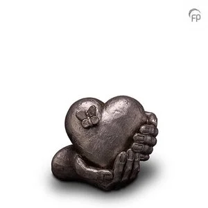 UGKS 065 A Keramische urn zilver Hartepijn Elke Geert Kunen urn is uniek en wordt op bestelling gemaakt. Daarom zit er op deze producten een levertijd van 3 à 4 weken. UGKS 065 A € 379,00 / 1,00 L / H 16 CM