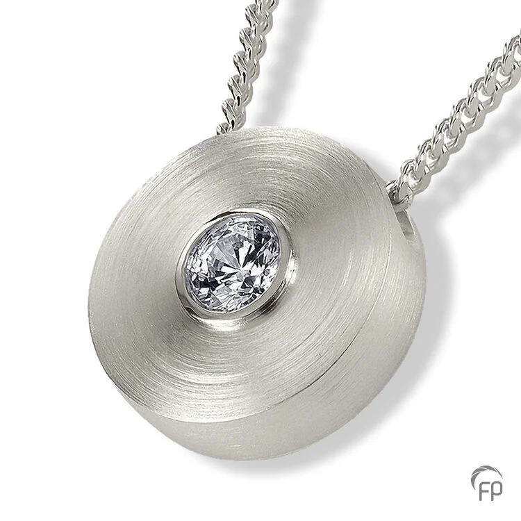 AH 075 met Zirkonia AH 075 € 235,00 / symbolische hoeveelheid / H 1.9 CM Bij deze sieraden in geel- en wit goud worden de Zirkonia steentjes vervangen voor echte diamanten. Prijs op aanvraag.