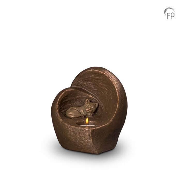 UGK 214 Keramische dieren art urn met bronzen afwerking. Elke Geert Kunen urn is uniek en wordt op bestelling gemaakt. Daarom zit er op deze producten een levertijd van 3 à 4 weken. UGK 214 € 179,00 / 0.50 L / H 15 CM