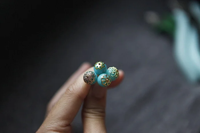 These caps all fit on the same bead.