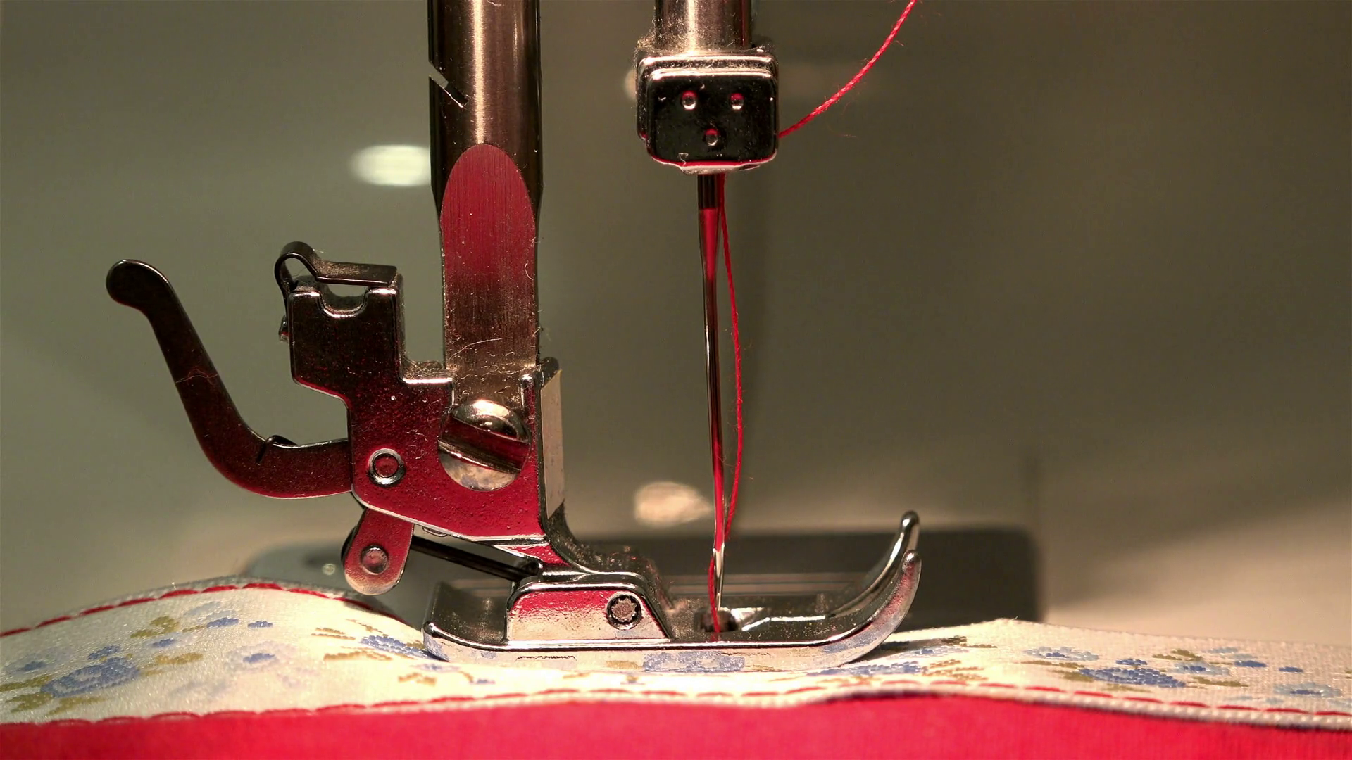 sewing-machine-stitching-on-the-fabric-performs-threading-her-needle-and-thread_brn54oet_thumbnail-full01.png