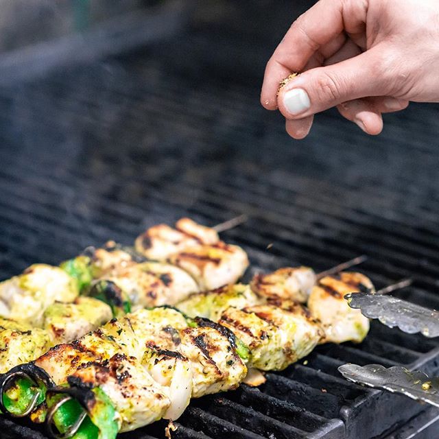 Drooling over this chicken souvlaki. Swing by the @farmgrillrotisserie in Newton for some of the best Greek food around!