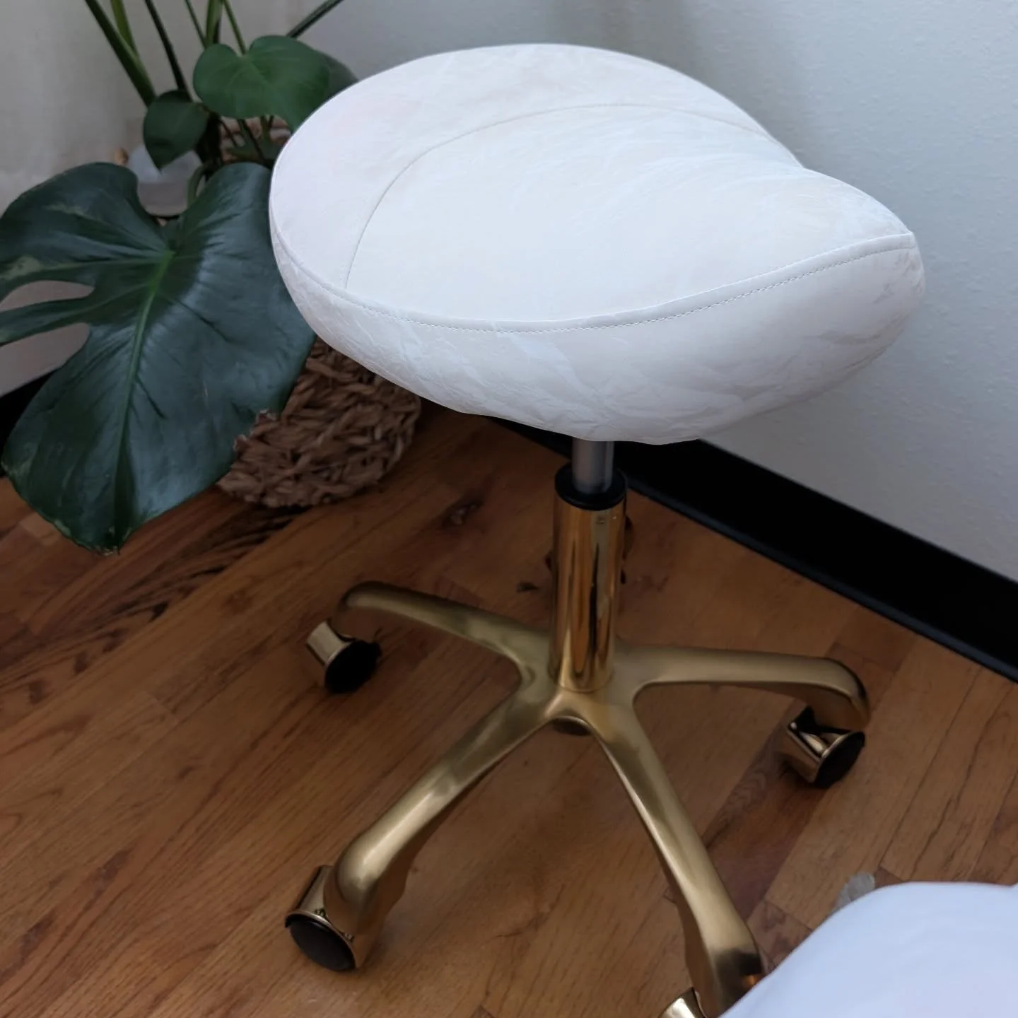 Guilty confession 😅
I&rsquo;m ✨always✨ reminding my clients to check their posture at work&mdash;whether you're hunched over a laptop or standing all day, alignment matters.

But guess who&rsquo;s been neglecting their own advice? 🙋&zwj;♀️

After t