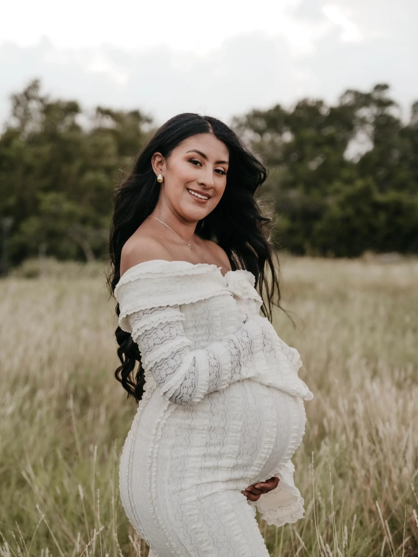 Can we just talk about how breathtaking she is? ✨

If you&rsquo;re expecting, you deserve this glow too. Message me for your maternity session!

#PregnancyPhotography #MomGlow #MaternitySession #PregnancyPortraits #CelebrateMotherhood #ExpectingMom #