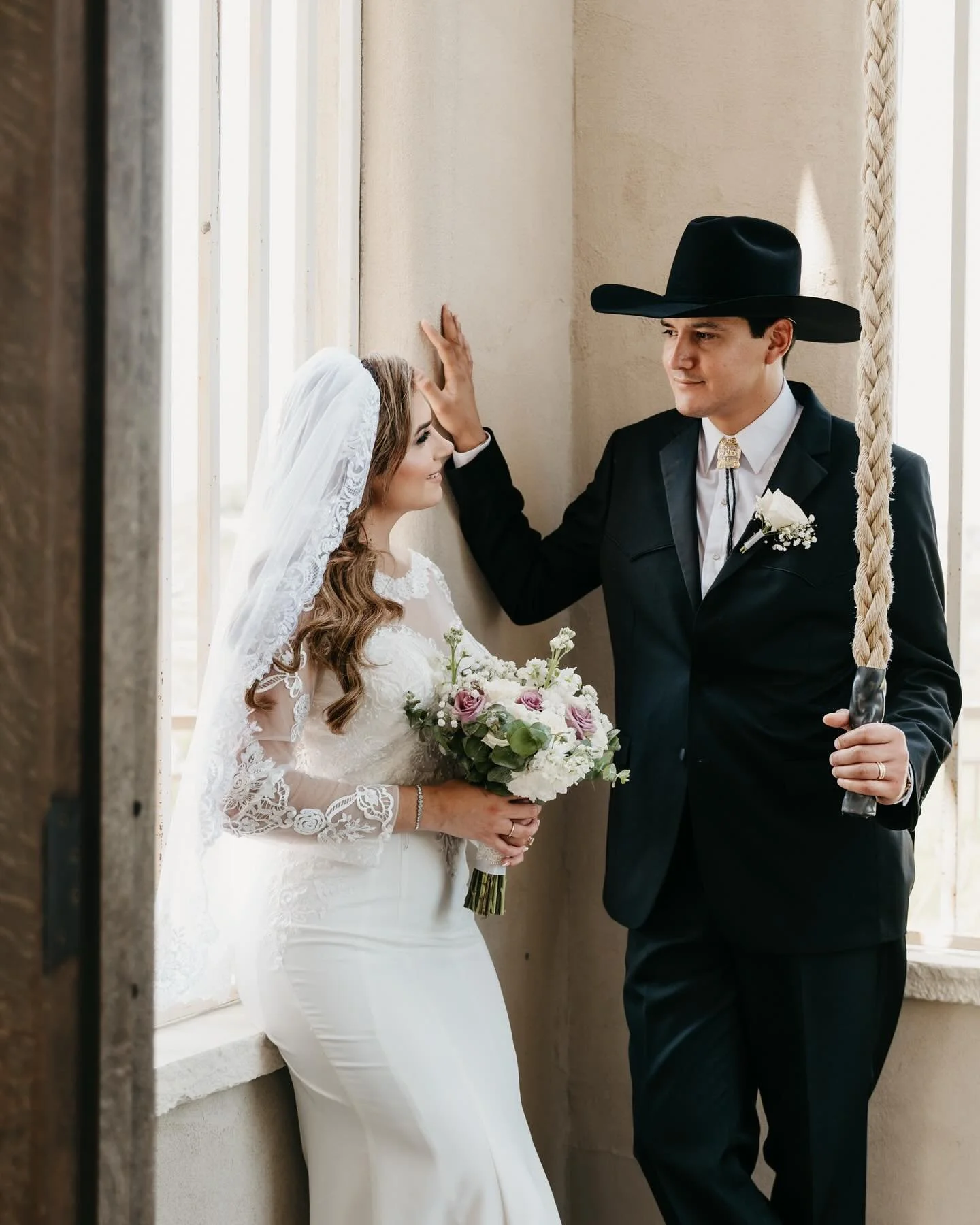 Un peque&ntilde;o recuento de lo que fue la boda de Cindy &amp; Gustavo. 💛

Officiant: @bodasexpresstx 
MUA: @makeupbymajo.tx 
Location: @chapeldulcinea