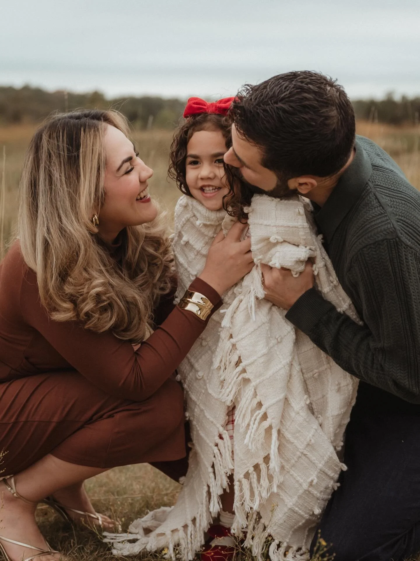 Winter&rsquo;s cozy vibes are already kicking in! Time to pull out the blankets and jackets for January sessions. Who else loves this season? 🤩

#wintervibes #cozyszn #austinphotographer #winterphotoshoot #janurarysessions #familyphotography #outdoo