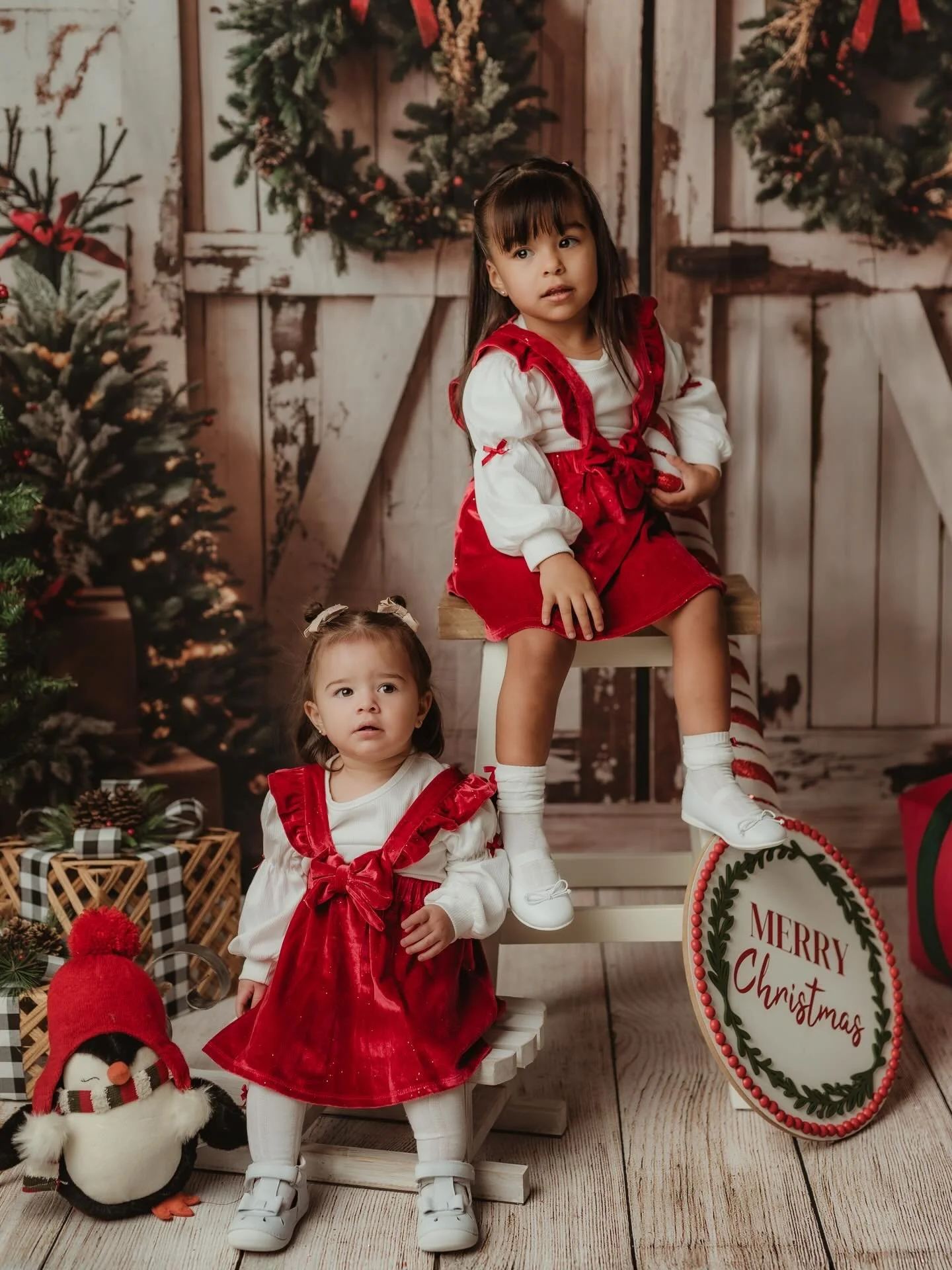 The studio has been feeling extra cozy this week. Families showing up in their matching PJs, little ones clutching tiny ornaments... there&rsquo;s a whole different kind of magic in the air.
Christmas minis are going strong, and the set is glowing fo