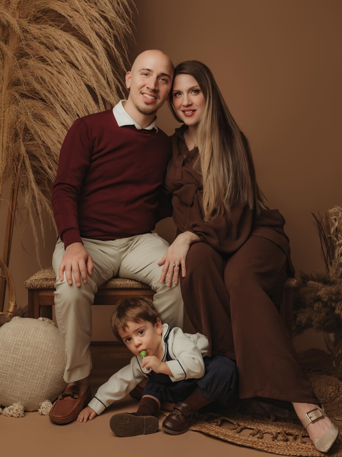 I&rsquo;d gotten so wrapped up in the holiday rush that I paused my timeless studio sessions for a bit.
But with the season finally calming down, January feels like the perfect moment to welcome them back &mdash; families, little ones, mamas-to-be, a