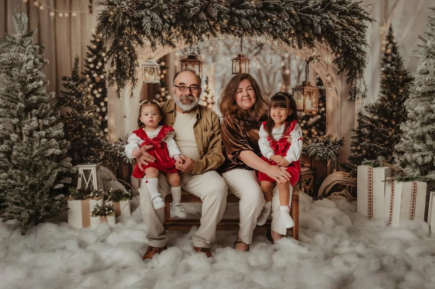 Second set unlocked! 🎉

Designed for bigger groups and extended families because the more love in the room, the better.

We&rsquo;re down to the last available dates, so let&rsquo;s get your Christmas session on the books!

#AustinChristmasPhotos
#A