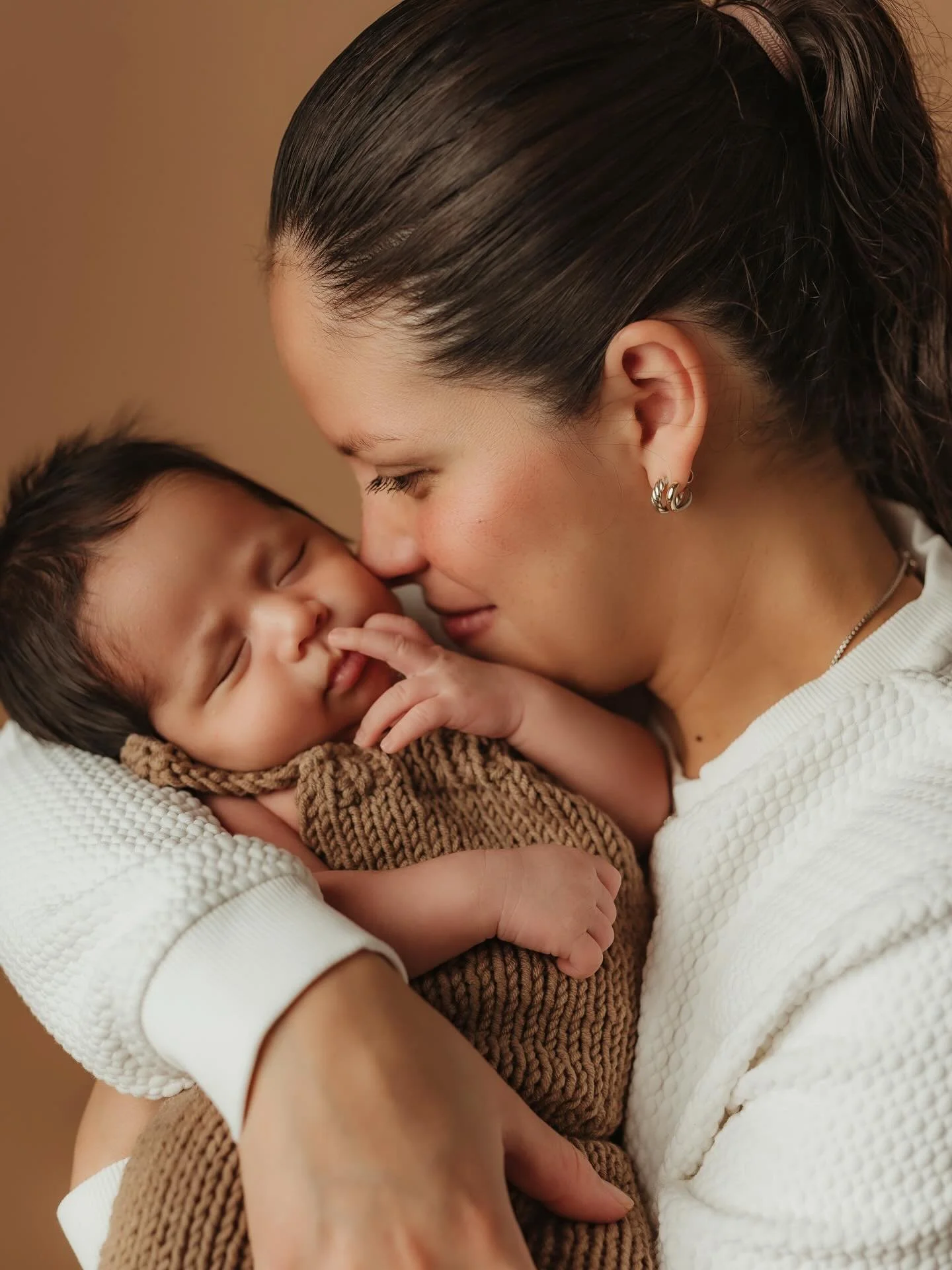 Hope your Tuesday is unfolding softly. 🤍

Starting the week with a full heart after photographing this tiny little soul. There&rsquo;s something magical about newborn photography: the calm, the honesty, the gentle beauty in every small detail. Just 