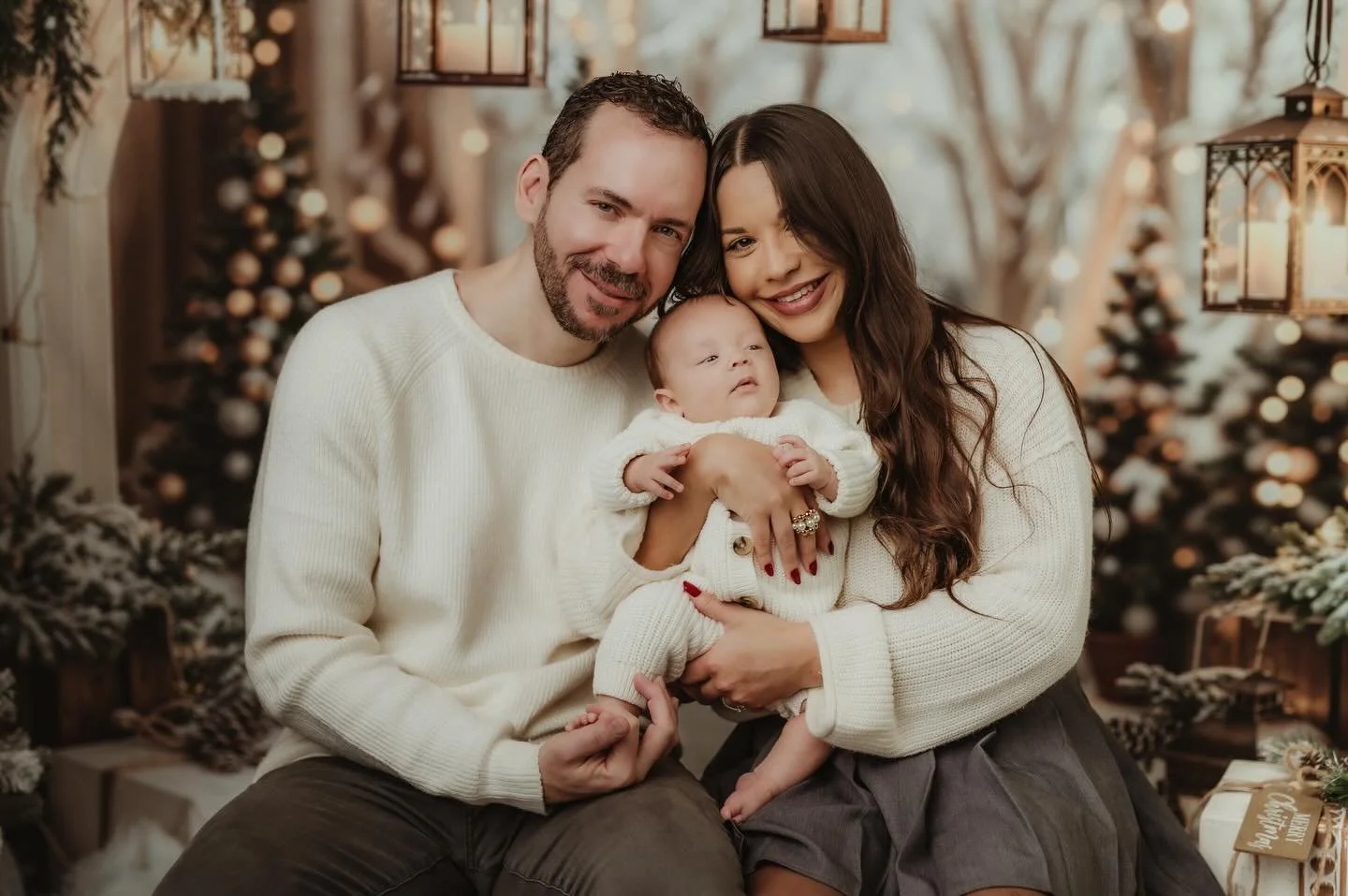 Soft light, warm tones, and a season to slow down.
Your baby grows every day. Their face changes, and this moment quietly slips away.
Christmas is about holding on to what matters, just a little longer.

Gracias por confiarme lo m&aacute;s delicado q