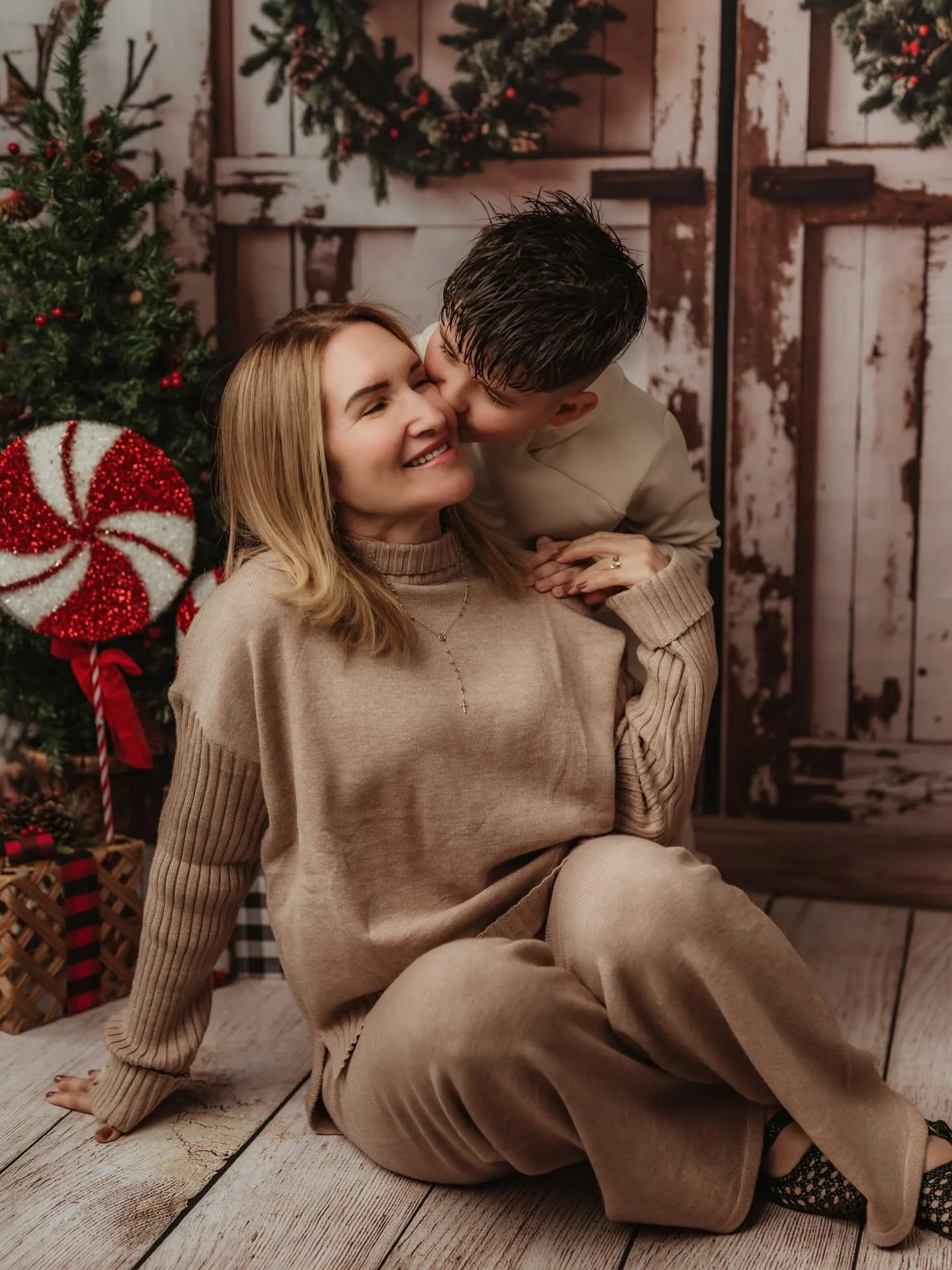 El ni&ntilde;o m&aacute;s dulce 🤍

Christmas minis are always fun, but kids like this make the session feel effortless. 

#christmasminis
#holidayminisession
#christmasphotoshoot
#holidaymemories
#familychristmas
#childhoodmagic
#cozymoments
#little