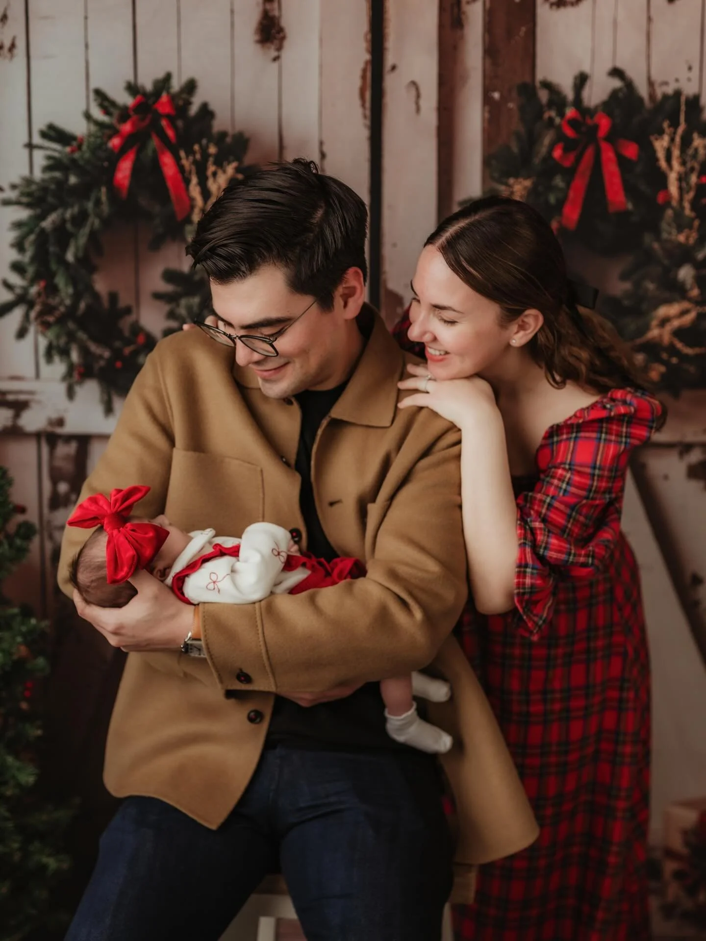 Merry Christmas 🎄
Grateful for another season of honest moments, gentle light, and families who value the beauty of now.

#ChristmasVibes #HolidayPhotography #christmasminisessions 
#FamilyPhotographer #MomentsOverThings
#AuthenticLiving #SlowDown