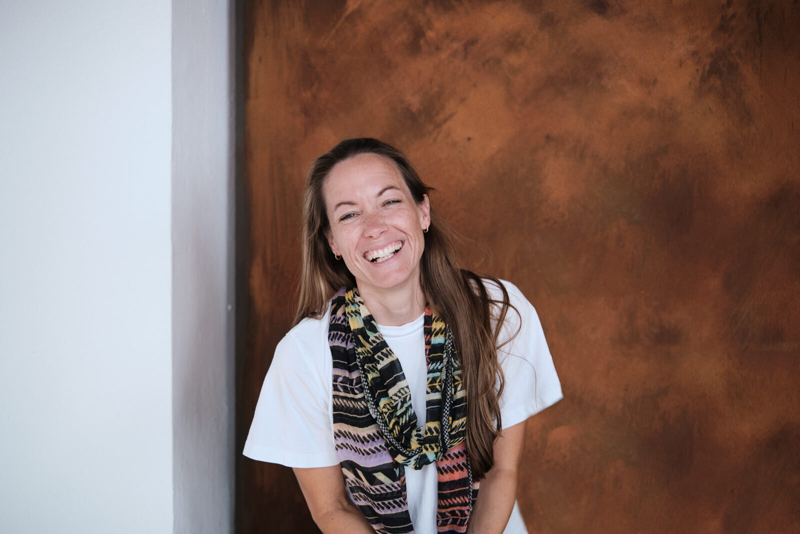 Unbeschwertes Close-Up Portrait einer Frau, Fokus auf den lachenden Ausdruck – Zeitlose und ehrliche Bildsprache – Studio Julian Beekmann