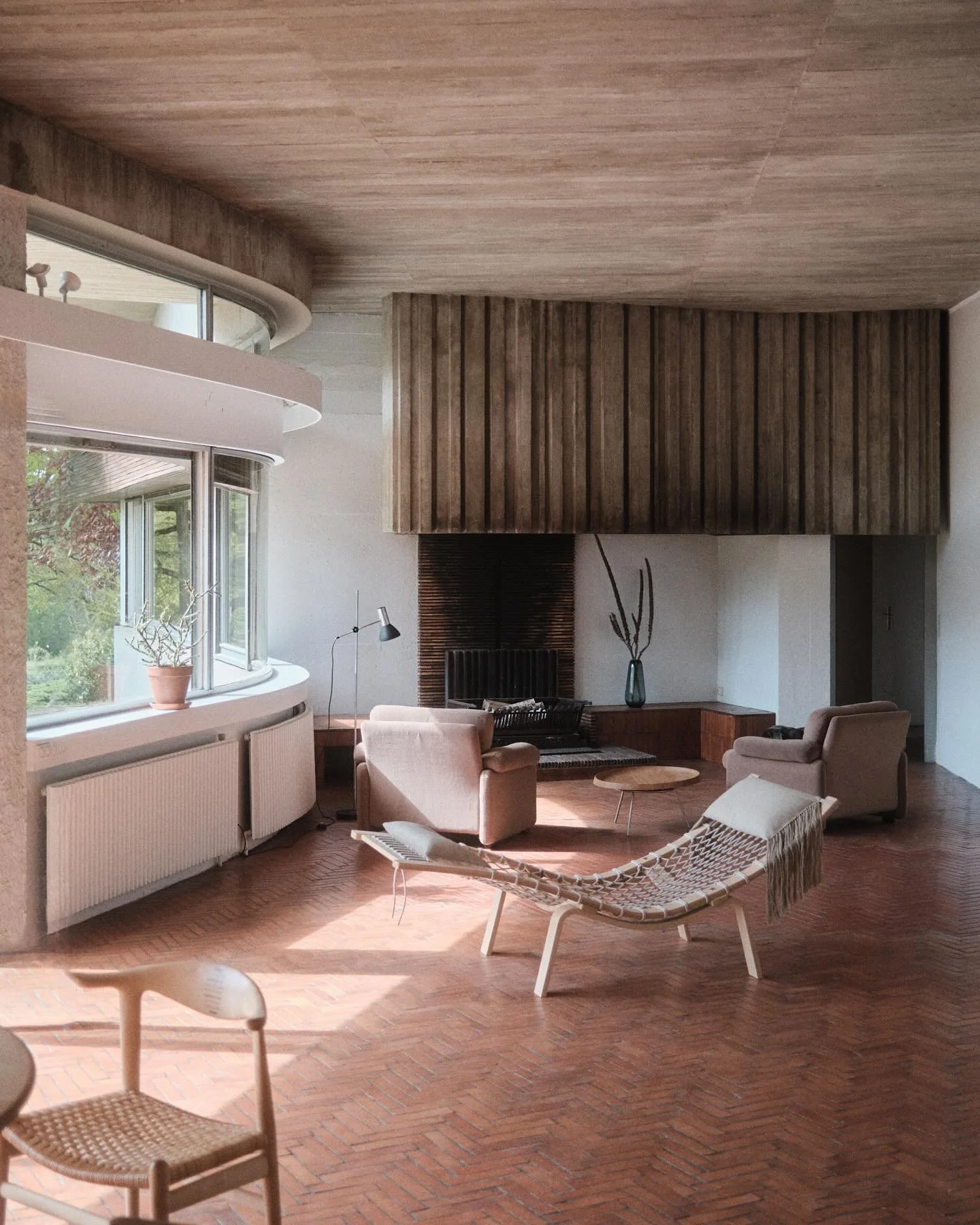 the special one! 🧱

&hellip; eine kurze fahrt von paris entfernt durfte ich dieses &bdquo;meisterwerk&ldquo; von claude parent aus den 60ern dokumentieren 📷🎬 | das zugeh&ouml;rige video auf der letzten kachel zu sehen | 

@heimburgerimmobilien 
🎬