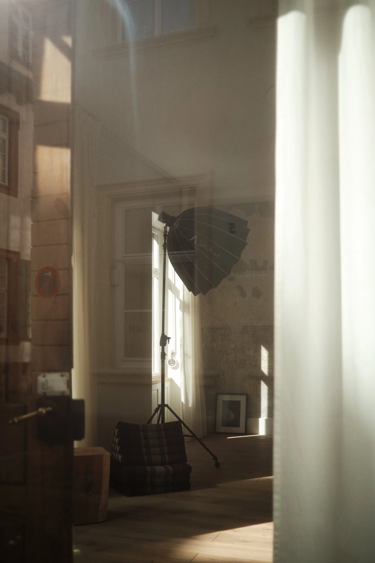 Innenansicht des Fotostudios mit einfallendem Tageslicht, Lichtformer und offener Raumstruktur.