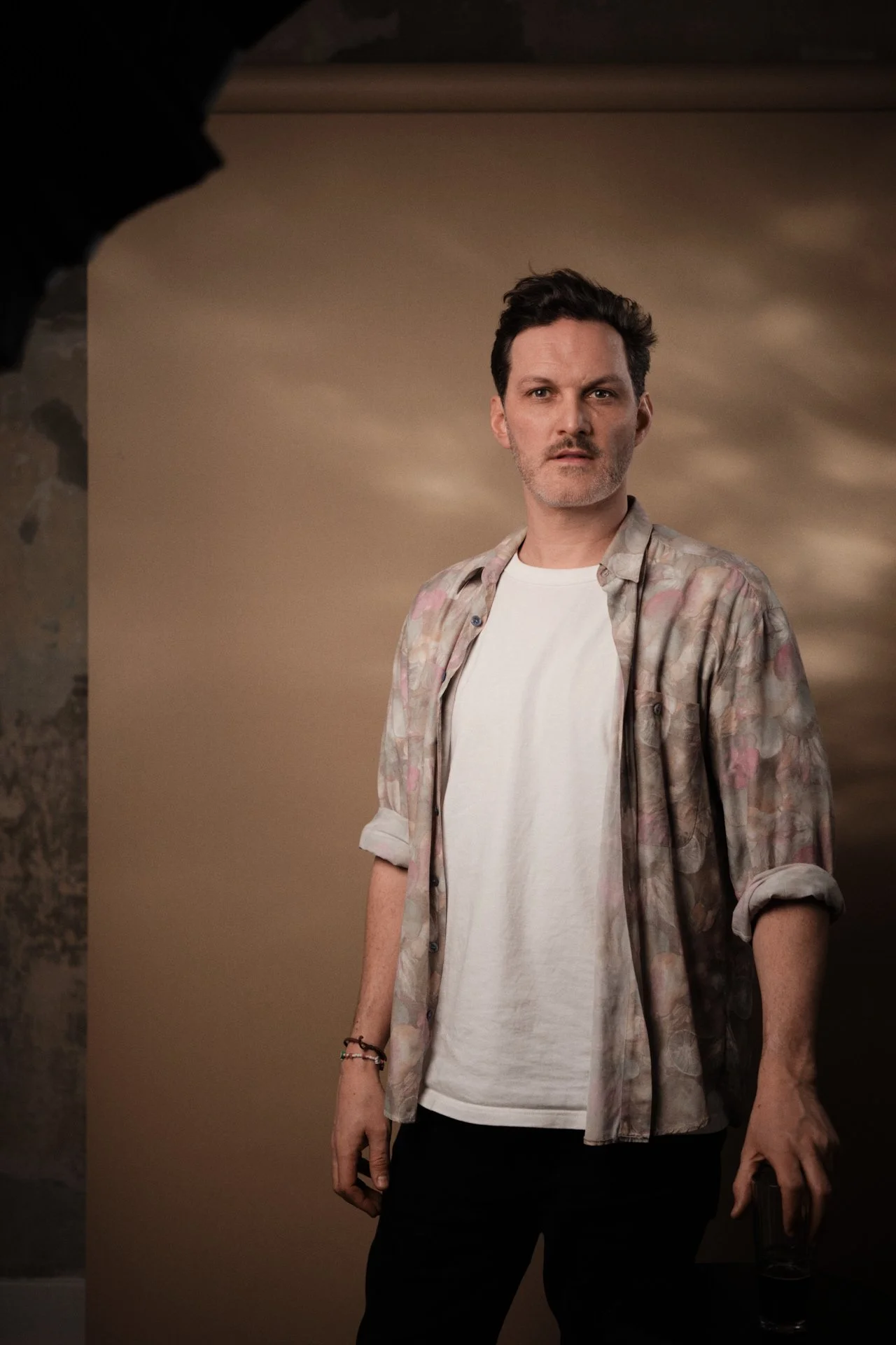 Portrait von Julian Beekmann in seinem fotostudio in der Heidelberger Altstadt.