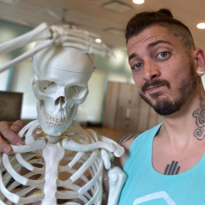 Chilling with my Teacher Training&rsquo;s predilect assistant&hellip; I&rsquo;m  thinking that he took the &ldquo;chilling&rdquo; too seriously.💀😂

Excuse the #dadjokes 

PS. I&rsquo;ve been wicked busy the past few weeks, and all I can think of is