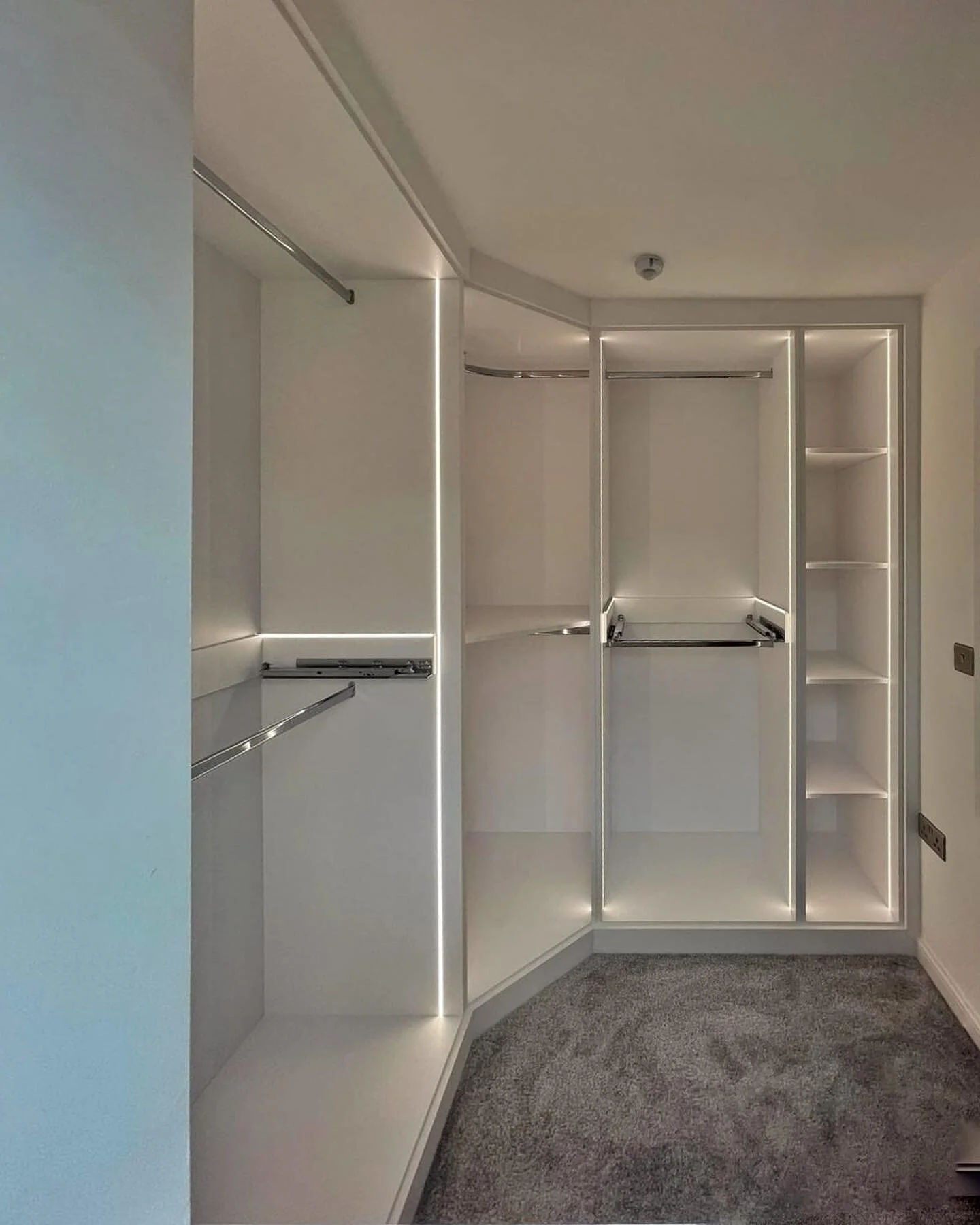Last weeks fit of a stunning walk in wardrobe featuring ultra sleek LEDs from @ultraleds.co.uk 👌🏼 @eggergroup #fittedbedrooms #fittedwardrobesmanchester #fittedbedrooms #fittedbedroomfurniture #luxury #bespokecarpentry
