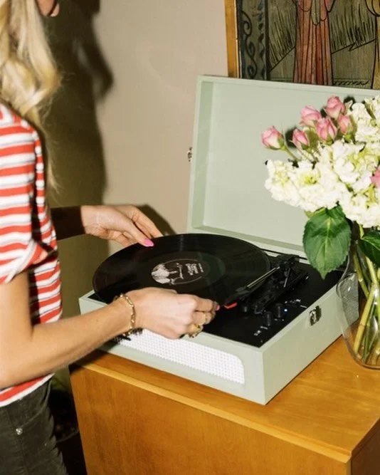 Therapy but make it vinyl 🎶. Taking a moment to settle, a song to soften. 🎧

What track is your current comfort song? 

📸 @brandingbykinseylinnae 
@azapatalpc 

#HealingTogether #TherapySpace #DallasTherapy