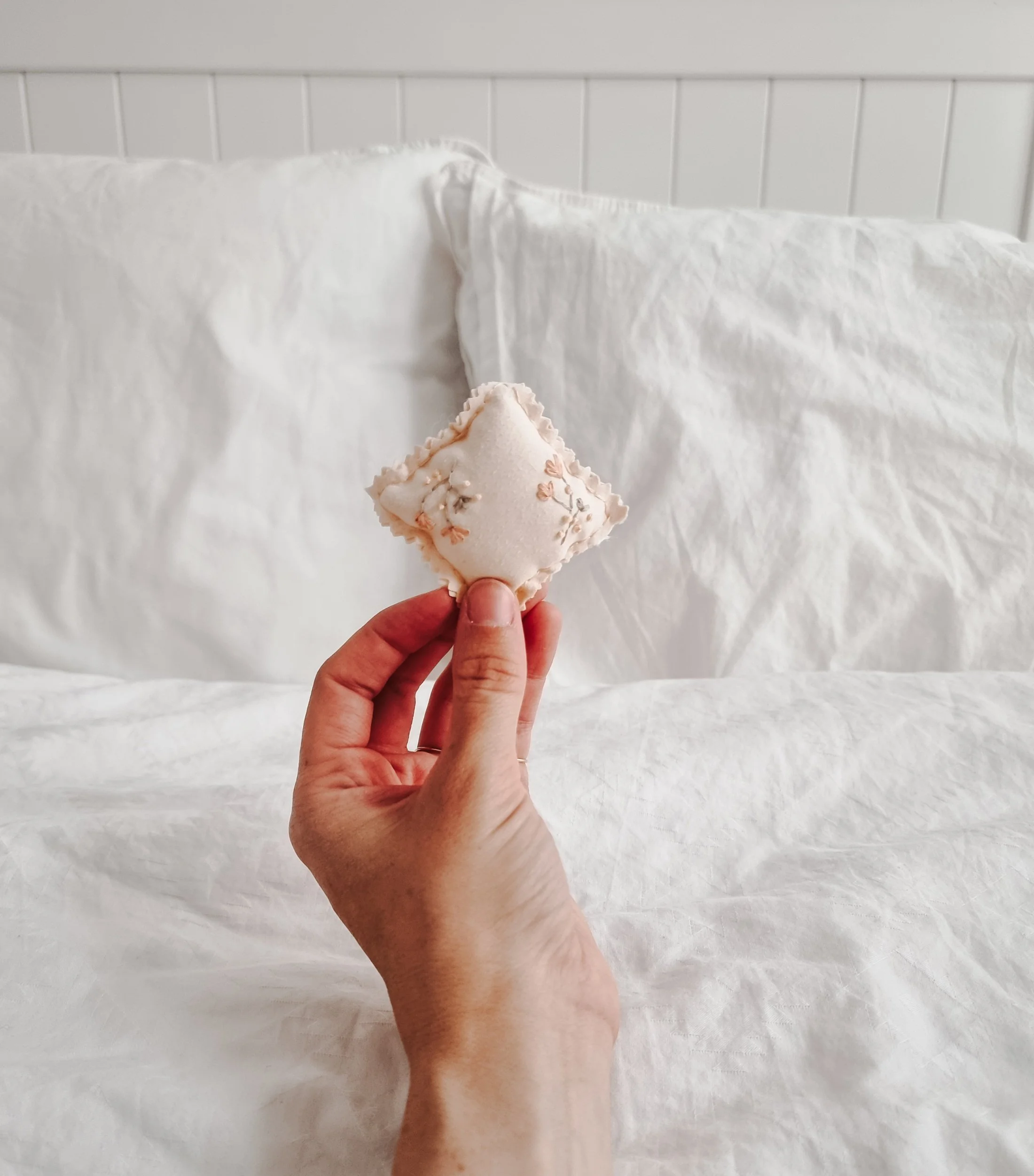 dollhouse diy: embroidered cushion