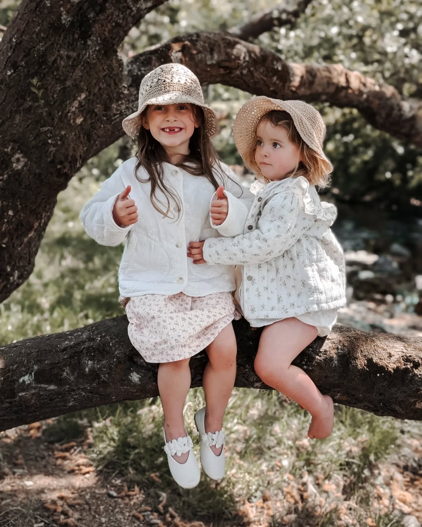 Might just be my favourite picture of our girls ever.
Captured by @ryan.jones1988 
&bull;
&bull;
&bull;
&bull;
&bull;
&bull;
&bull;
&bull;
#marlowandrua #jonesfamilyadventure2025 #capturingthemoment #motherhood #mamatogirls #neutrals #sisters #fiveye