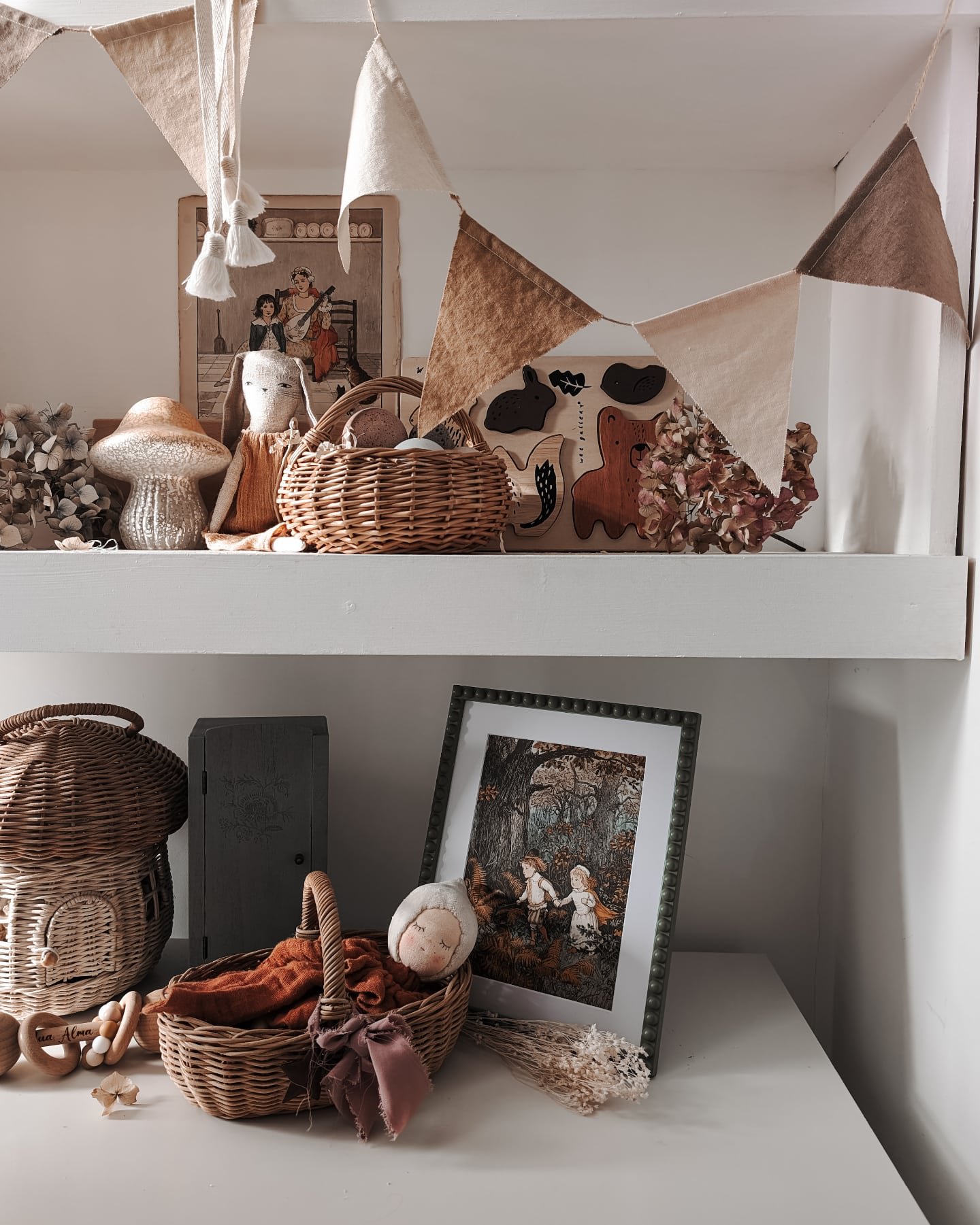 Busy little shelfie.
&bull;
&bull;
&bull;
&bull;
&bull;
&bull;
&bull;
#shelfie #kidsroominspiration #kidsroomdesign #childrenstoys #childrensrooms #neutrals #neutralaesthetic #nurseryroominsp #woodentoys #moonpicnic #hanselandgretal #mushroomart #mus