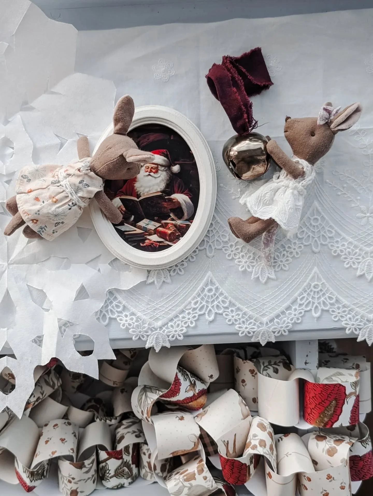 Pondering when to pull down paper snowflakes and wrapped paper chains! 
I'm not quite ready yet, but I'm getting there.
Hopefully these two Roos will help me when it is time!