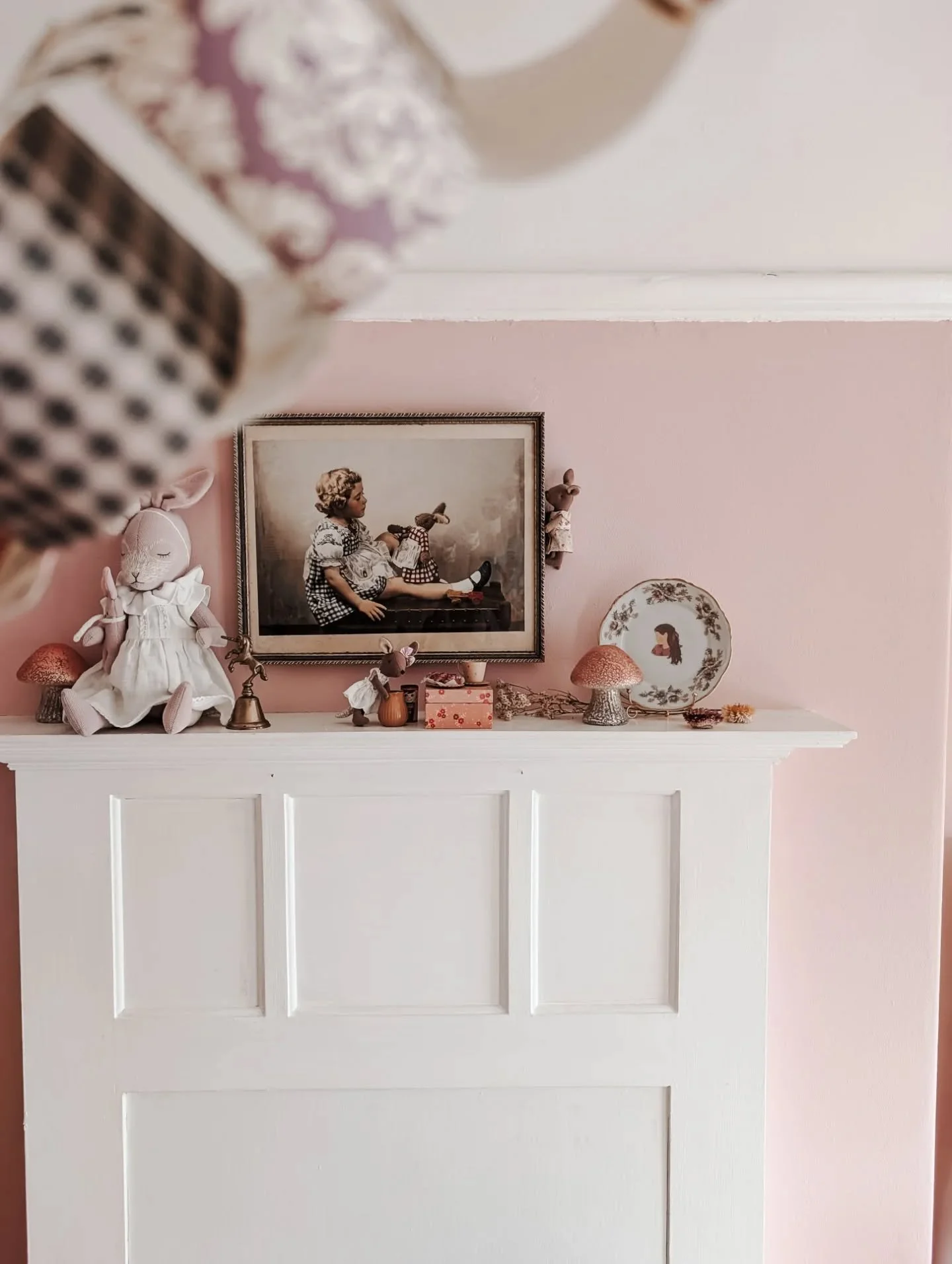 Two wee roos sharing a cuppa, cake and some conversation in England. 🩷
&bull;
&bull;
&bull;
&bull;
&bull;
&bull;
#rugaroo #ratatouilleminiatures #girlsroominspo #valentines