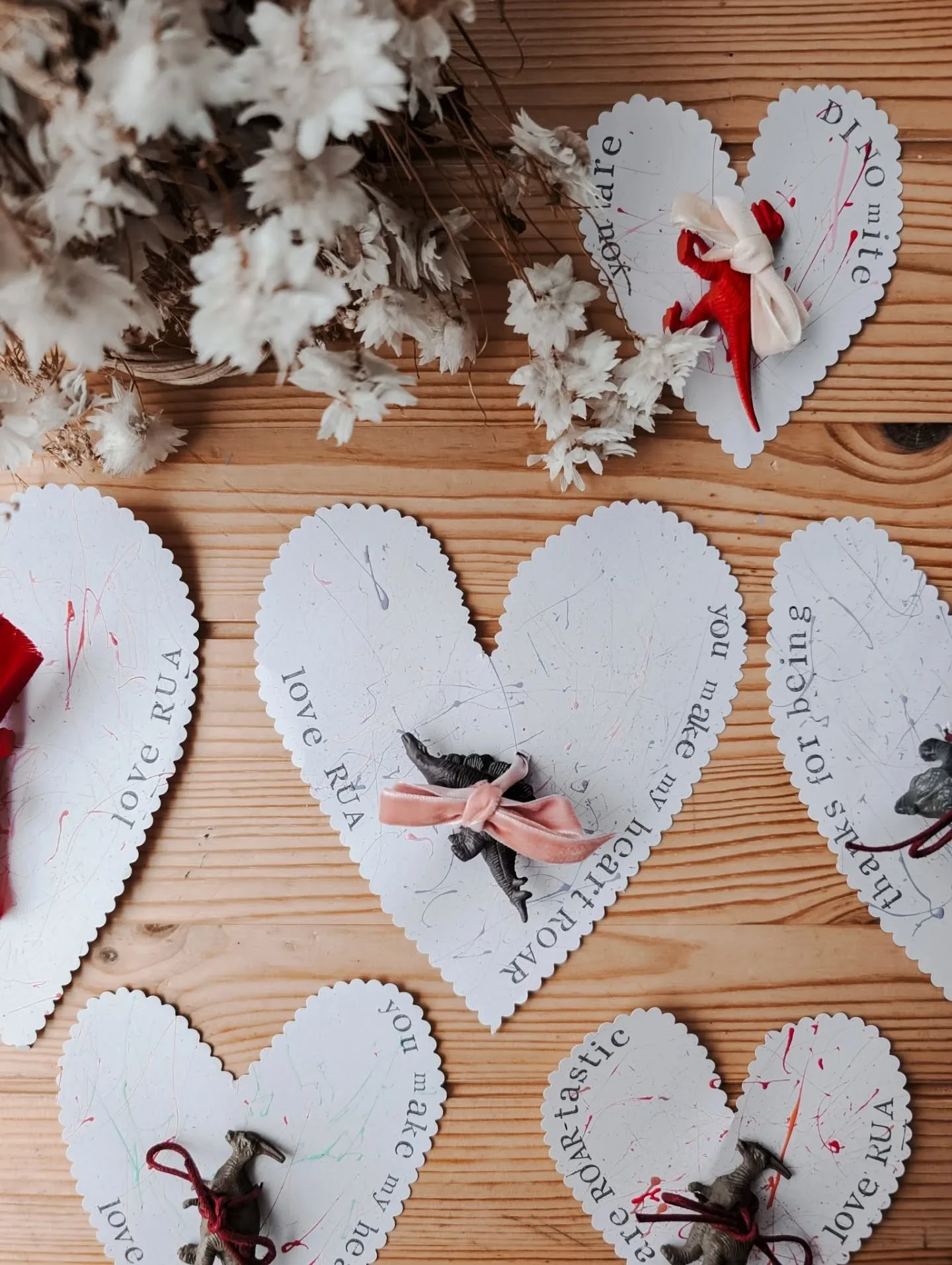 I mean the dinosaur puns were endless! 🦖 
Rua Alma took her dinosaur valentines into class today with a big smile on her face. 
&bull;
ROARSOME dinosaur valentines 'how to' is up on the blog now, and the link is in my stories.
&bull;
&bull;
#valenti