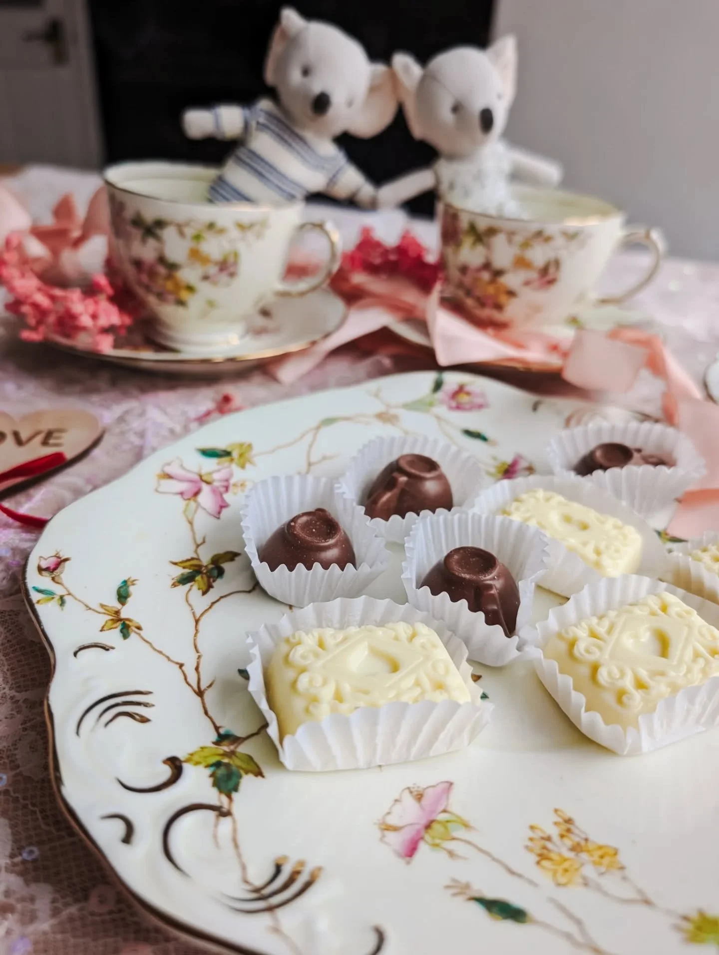 Hope everyone had the most beautiful valentine weekend. 🩷☕ 
&bull;
&bull;
&bull;
Delicious chocolates from @chocolategiftco 
#valentinesday #valentinechocolate #teaparty