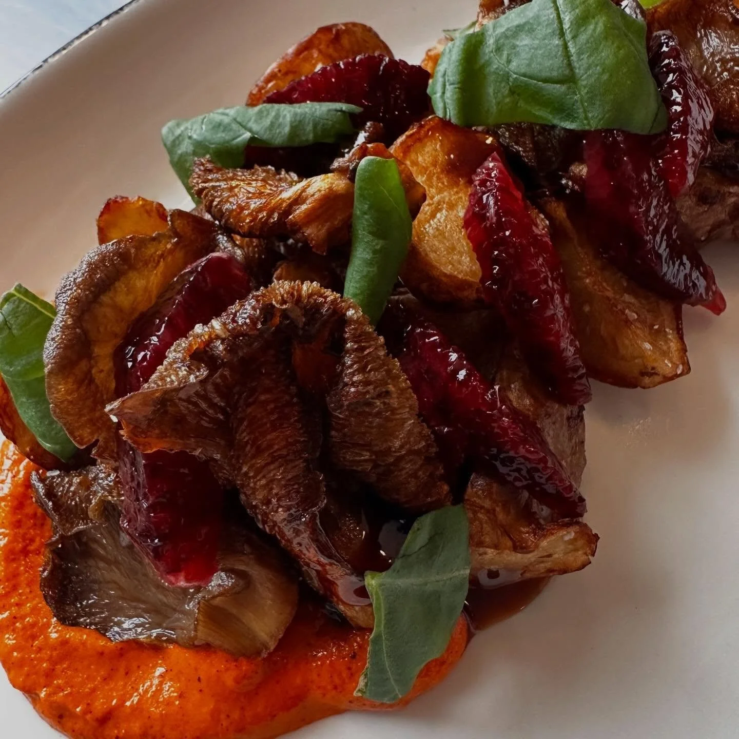 🥰A perfect transition from winter to spring!🌷🌿Gorgeous golden sunchokes with local oyster mushrooms 🍄&zwj;🟫 and raspberry oranges! 🍊 finished with syrupy, tangy pomegranate molasses and just picked basil leaves all over a fresh sunflower seed r