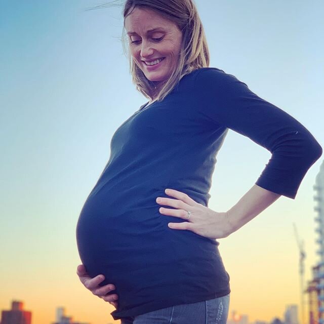 Due date is getting closer and baby could come any day now!🗓🥰 Still feeling great, perhaps a little more tired and clumsy than before, but shouldn&rsquo;t complain at all at this stage.
.
👧Tilda cuddles with the bump every morning and says; &ldquo