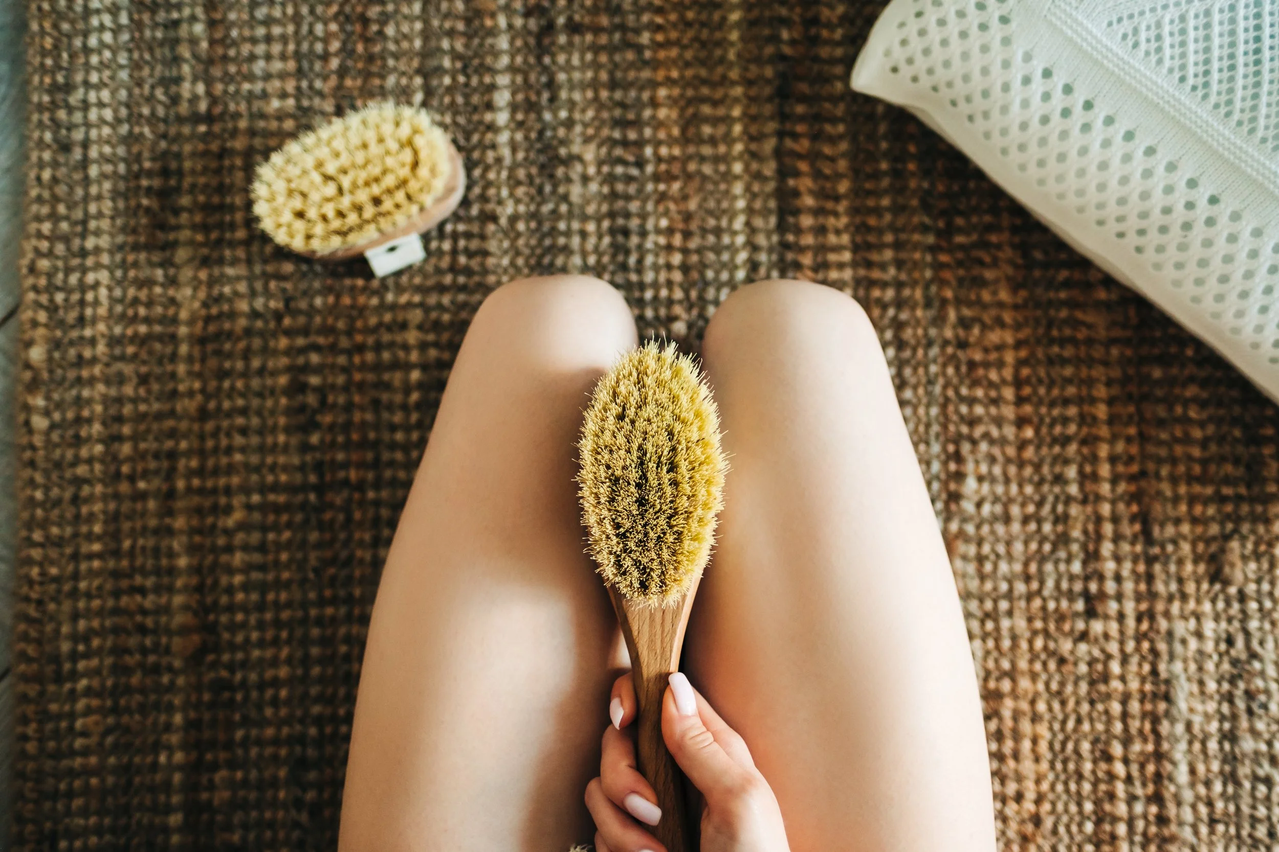 woman-holding-wooden-brush-and-doing-dry-massage-o-2026-03-16-05-13-31-utc.jpg