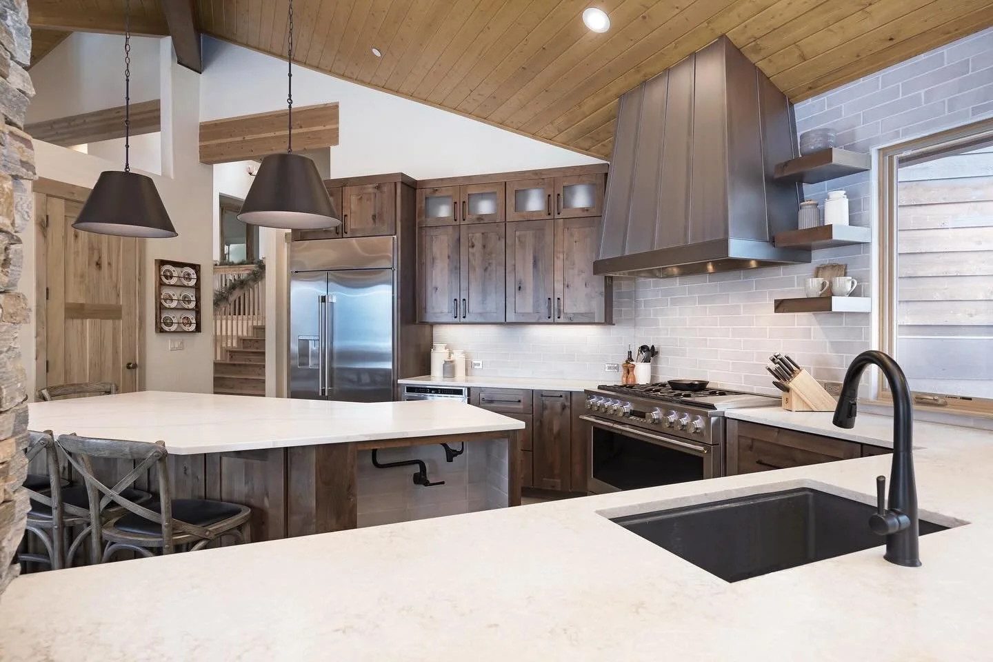 Can&rsquo;t get enough of this view! The custom metal range hood adds such a sleek touch, and those stunning pendant lights? Perfection. Honestly, I could stare at this kitchen from every angle!

Backsplash: @crossvillestudios 
Photo Credit: Joe Kusu