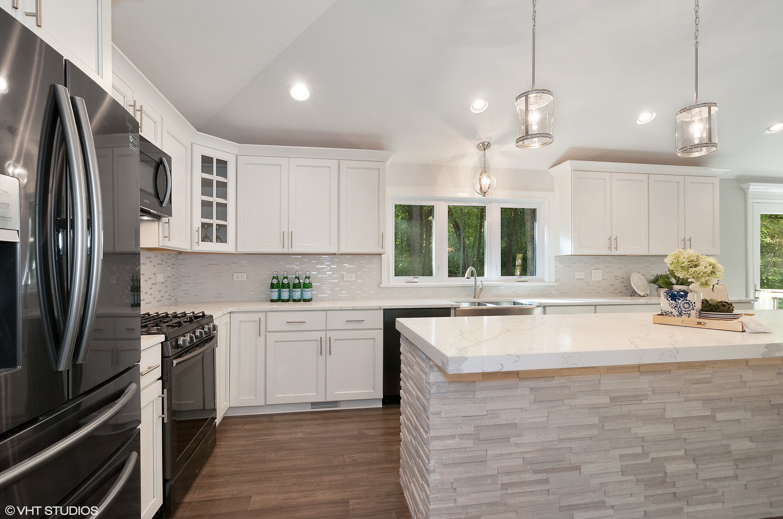 07_2325TrilliumLn_177_Kitchen_HiRes.jpg